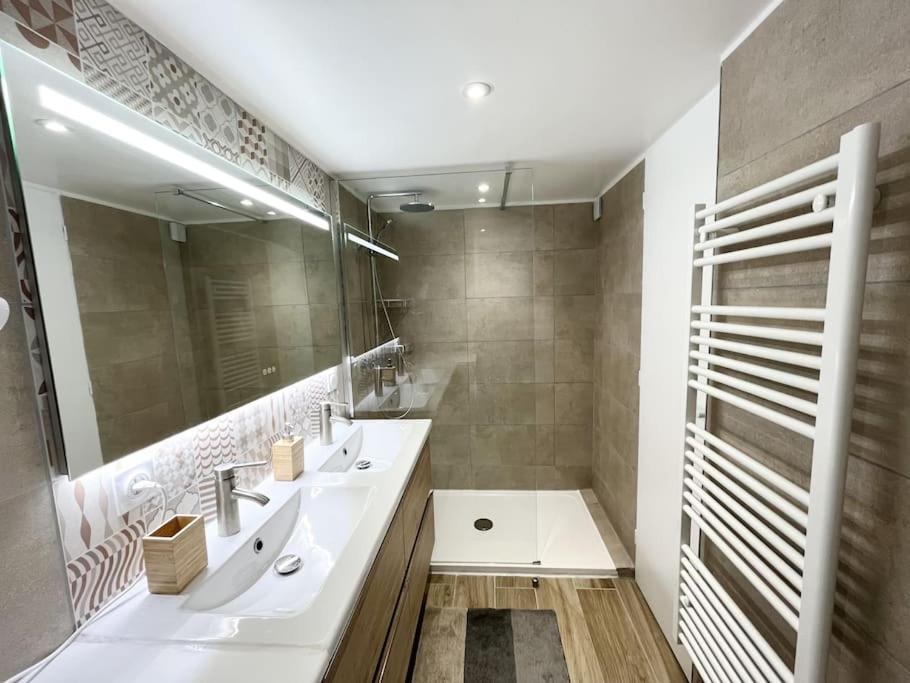 Duplex Centre Ville - 50M De La Plage - Clim - Garage - Netflix Le Grau-du-Roi Dış mekan fotoğraf