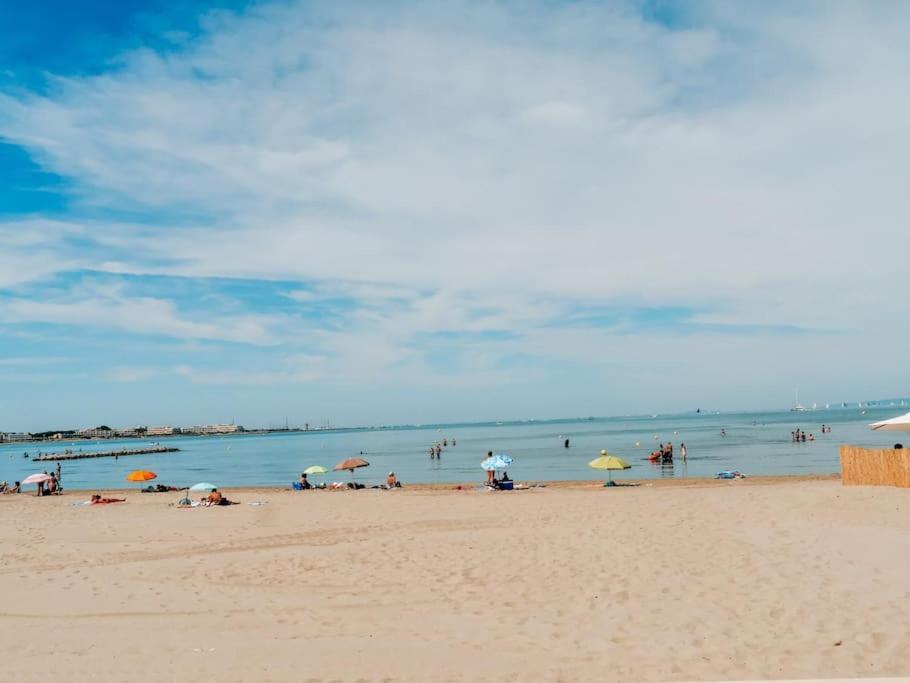 Duplex Centre Ville - 50M De La Plage - Clim - Garage - Netflix Le Grau-du-Roi Dış mekan fotoğraf